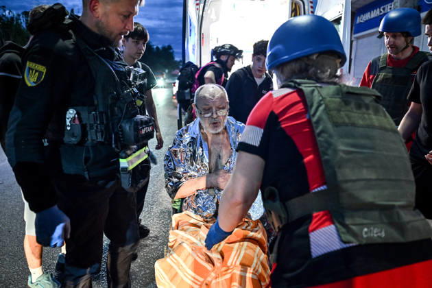 A medic looks after a man, wrapped in a space blanket, by an ambulance during a response effort to a Russian drone strike on a residential area in the Shevchenkivskyi district of Zaporizhzhia, Ukraine, June 4, 2026. Russian forces launched a drone strike on one of the city’s residential areas, killing one person and injuring 16 others. The blast wave and debris shattered windows and balconies in apartment blocks. (Photo by Dmytro Smolienko Ukrinform) Russian forces launch drone strike on district in Zaporizhzhia  Copyright: xDmytroxSmolienkox
