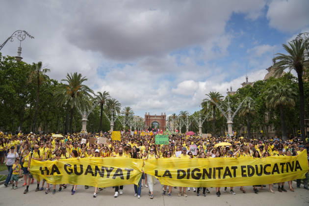 Teachers rally in Barcelona to demand labor improvements Education workers during a demonstration, June 5, 2026, in Barcelona, Catalonia Spain The demonstration, called by the unions Ustec-Stes, CGT Ensenyament and Intersindical, demand a salary increase higher than that agreed by the Government with CCOO and UGT, the reduction of ratios, more resources for inclusive schools, more staff in the centers and less bureaucracy, as well as the reopening of a specific negotiating table and the presentation of a real proposal for labor improvements by the Ministry of Education 05 JUNE 2026 Espana  Copyright: xDavidxZorraquinox 7573196