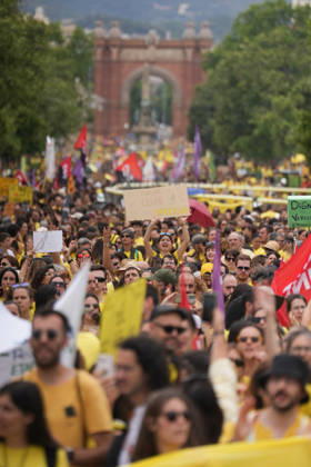 Teachers rally in Barcelona to demand labor improvements Education workers during a demonstration, June 5, 2026, in Barcelona, Catalonia Spain The demonstration, called by the unions Ustec-Stes, CGT Ensenyament and Intersindical, demand a salary increase higher than that agreed by the Government with CCOO and UGT, the reduction of ratios, more resources for inclusive schools, more staff in the centers and less bureaucracy, as well as the reopening of a specific negotiating table and the presentation of a real proposal for labor improvements by the Ministry of Education 05 JUNE 2026 Espana Copyright: xDavidxZorraquinox 7573202
