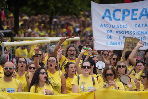 Teachers rally in Barcelona to demand labor improvements Education workers during a demonstration, June 5, 2026, in Barcelona, Catalonia Spain The demonstration, called by the unions Ustec-Stes, CGT Ensenyament and Intersindical, demand a salary increase higher than that agreed by the Government with CCOO and UGT, the reduction of ratios, more resources for inclusive schools, more staff in the centers and less bureaucracy, as well as the reopening of a specific negotiating table and the presentation of a real proposal for labor improvements by the Ministry of Education 05 JUNE 2026 Espana  Copyright: xDavidxZorraquinox 7573205