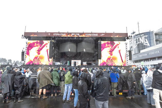Rock am Ring 2026 05 06 26 Waiting in front of the Utopia Stage First visitors wait in the rain for the first band Mehnersmoos First festival day on Friday, 05 06 2026, at Rock am Ring 2026 at the Nürburgring in the Eifel The three-day music festival lasts until Sunday, 07 06 2026, and is one of the largest open-air festivals in Germany Nürburg Nürbur Copyright: xMarcxJohnx