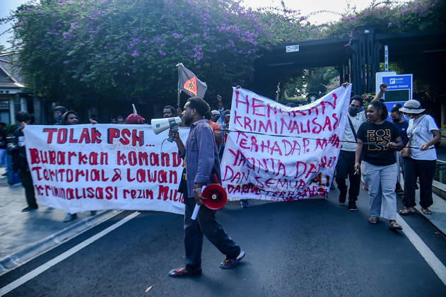 June 5, 2026, Bandung, West Java, Indonesia: Papuan student activists protested during World Environment Day celebrations in Bandung, Indonesia. They opposed the National Strategic Project (PSN) and geothermal project in the Gede Pangrango area of Ã¢â‚¬¹Ã¢â‚¬¹West Java, as well as the seizure of indigenous land, criminalization, and militarism in Papua. They also called for a free Palestine and an end to Israeli oppression. Bandung Indonesia  - ZUMAr272 20260605_zip_r272_002 Copyright: xDimasxRachmatsyahx