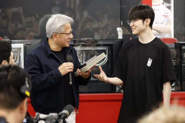 nvidia CEO jensen huang visits T1 base camp, meets Faker in Seoul Jensen Huang (L), chief executive officer of Nvidia, exchanges autographed merchandise with professional League of Legends player Lee Sang-hyeok Faker (R) of South Korean esports organization T1 at T1 Base Camp in Seoul, South Korea, on June 05, 2026. Seoul South Korea  Copyright: xMatrixxImages JungxUi-Chelx
