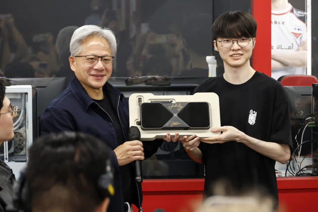 nvidia CEO jensen huang visits T1 base camp, meets Faker in Seoul Jensen Huang (L), chief executive officer of Nvidia, exchanges autographed merchandise with professional League of Legends player Lee Sang-hyeok Faker (R) of South Korean esports organization T1 at T1 Base Camp in Seoul, South Korea, on June 05, 2026. Seoul South Korea  Copyright: xMatrixxImages JungxUi-Chelx
