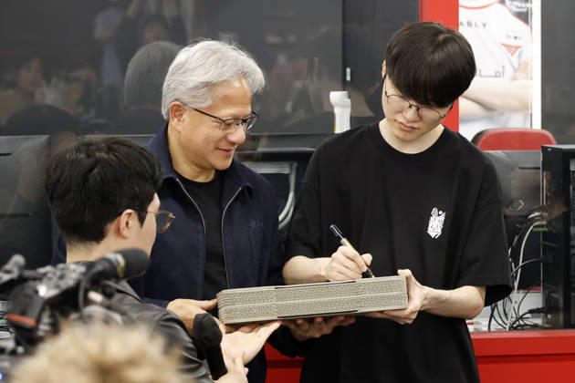 nvidia CEO jensen huang visits T1 base camp, meets Faker in Seoul Jensen Huang (L), chief executive officer of Nvidia, exchanges autographed merchandise with professional League of Legends player Lee Sang-hyeok Faker (R) of South Korean esports organization T1 at T1 Base Camp in Seoul, South Korea, on June 05, 2026. Seoul South Korea  Copyright: xMatrixxImages JungxUi-Chelx