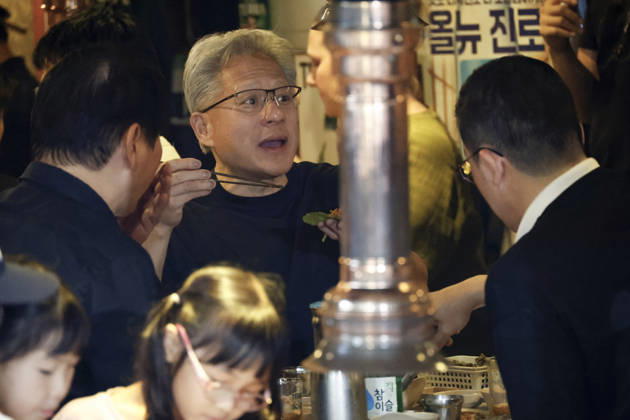 nvidia CEO jensen huang poses with Naver, LG and SK chiefs after dinner in Seoul (L-R) Chey Tae-won, chairman of SK Group, Jensen Huang, chief executive officer of Nvidia, and Koo Kwang-mo, chairman of LG Group, talk during dinner at a Korean BBQ restaurant in Seoul, South Korea, on June 05, 2026. Seoul South Korea  Copyright: xMatrixxImages JungxUi-Chelx