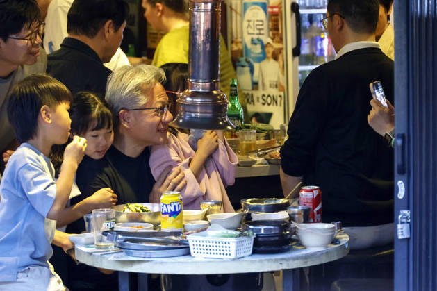 nvidia CEO jensen huang poses with Naver, LG and SK chiefs after dinner in Seoul Jensen Huang, chief executive officer of Nvidia, poses for a photo with a family during dinner at a Korean BBQ restaurant in Seoul, South Korea, on June 05, 2026. Seoul South Korea  Copyright: xMatrixxImages JungxUi-Chelx