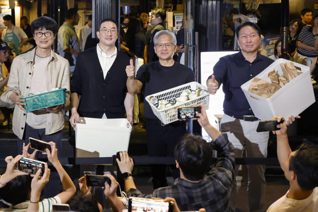 nvidia CEO jensen huang poses with Naver, LG and SK chiefs after dinner in Seoul (L-R) Lee Hae-jin, founder and global investment officer (GIO) of Naver, Koo Kwang-mo, chairman of LG Group, Jensen Huang, chief executive officer of Nvidia, and Chey Tae-won, chairman of SK Group, pose for a photo after dinner at a Korean barbecue restaurant in Seoul, South Korea, on June 05, 2026. Seoul South Korea  Copyright: xMatrixxImages JungxUi-Chelx
