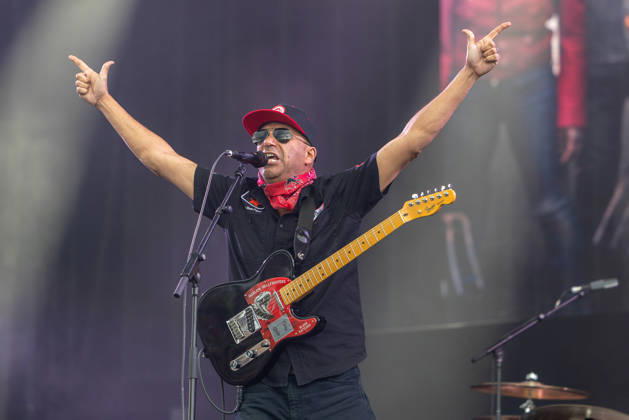 Music festival Rock im Park 2026 Tom Morello, Nuremberg, 05 06 2026 Guitarist and singer Tom Morello raises his arms in the air during his performance He plays a Fender Telecaster with the inscription Harlem Hellfighters Nuremberg Bavaria Germany 20260605-1V9A9045-M4000