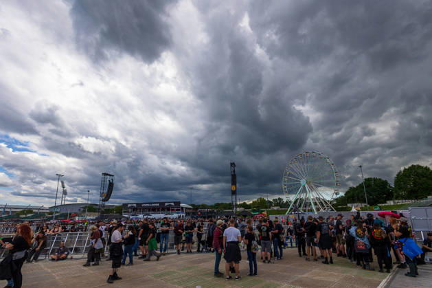 Music festival Rock im Park 2026, Nuremberg, 05 06 2026 Festival visitors on the grounds of Rock im Park under a dramatic sky dotted with thunderclouds A Ferris wheel and the Utopia Lounge stage can be seen in the background Nuremberg Bavaria Germany 20260605-6V2A6809-M4000