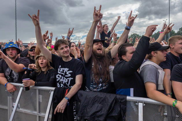 Music festival Rock im Park 2026 Tom Morello, Nuremberg, 05 06 2026 Enthusiastic fans at Tom Morellos concert give the devils salute and celebrate exuberantly in front of the barrier Cloudy sky over the outdoor area Nuremberg Bavaria Germany 20260605-6V2A6825-M4000