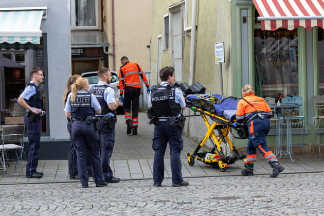 Reutlingen Blaulicht SEK Einsatz in der Oberamteistrasse 2, Reutlingen, 05 06 2026, Blaulicht SEK Einsatz in der Oberamteistrasse 2, Reutlingen, 05 06 2026, Malteser and police, injured person being picked up DROFITSCH EIBNER Copyright: xEibner-Pressefoto DimitrixDrofitx EP_ddh