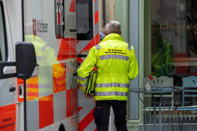 Reutlingen Blaulicht SEK Einsatz in der Oberamteistrasse 2, Reutlingen, 05 06 2026, Blaulicht SEK Einsatz in der Oberamteistrasse 2, Reutlingen, 05 06 2026, Malteser und Polizei in der Obereiamtstrasse 2 DROFITSCH EIBNER Copyright: xEibner-Pressefoto DimitrixDrofitx EP_ddh