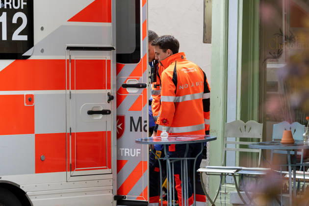 Reutlingen Blaulicht SEK Einsatz in der Oberamteistrasse 2, Reutlingen, 05 06 2026, Blaulicht SEK Einsatz in der Oberamteistrasse 2, Reutlingen, 05 06 2026, Malteser pick up the injured Obereiamtstrasse 2 DROFITSCH EIBNER Copyright: xEibner-Pressefoto DimitrixDrofitx EP_ddh