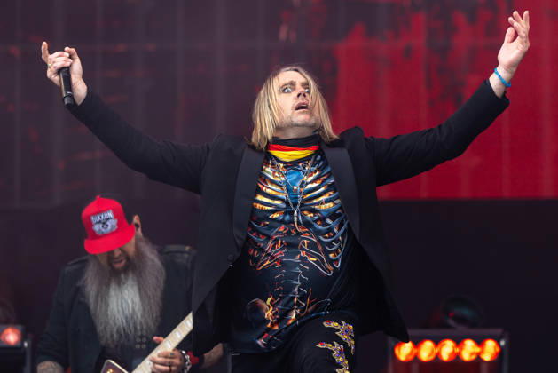 Music festival Rock im Park 2026 THREE DAYS GRACE, Nuremberg, 05 06 2026 Matt Walst, singer of Three Days Grace, raises both arms in the air during the performance In the background a guitarist of the Canadian hard rock band Nuremberg Bavaria Germany 20260605-1V9A9291-M4000