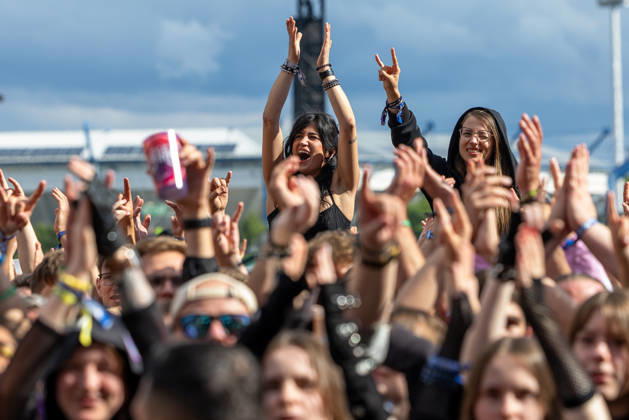 Music festival Rock im Park 2026 THREE DAYS GRACE, Nuremberg, 05 06 2026 Enthusiastic fans at the performance of Three Days Grace Numerous visitors raise their hands in the air and celebrate the Canadian hard rock band Nuremberg Bavaria Germany 20260605-1V9A9489-M4000