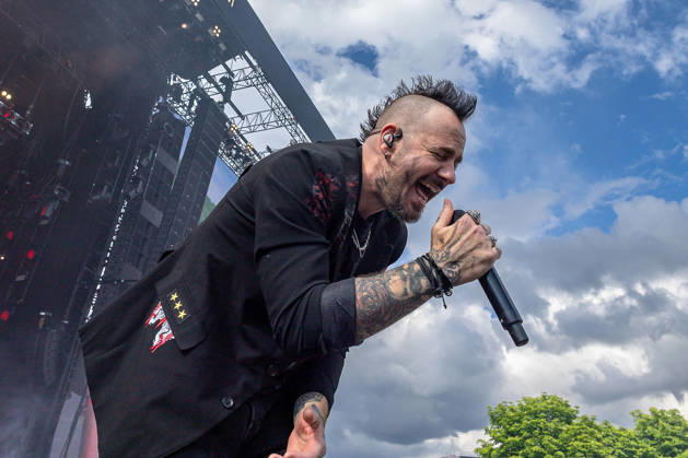 Music Festival Rock im Park 2026 THREE DAYS GRACE, Nuremberg, 05 06 2026 Adam Gontier, singer of Three Days Grace With microphone and tattoos on his hands and arms he sings with full energy into the audience Nuremberg Bavaria Germany 20260605-6V2A6895-M4000