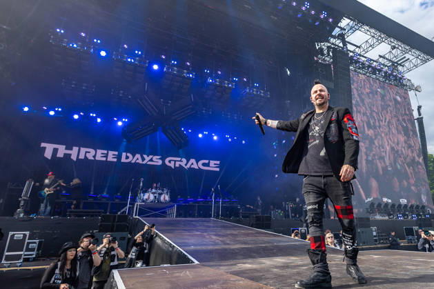 Music festival Rock im Park 2026 THREE DAYS GRACE, Nuremberg, 05 06 2026 The singer Adam Gontier with microphone on the main stage In the background you can see the other band members of Three Days Grace and the illuminated band logo Nuremberg Bavaria Germany 20260605-6V2A6904-M4000