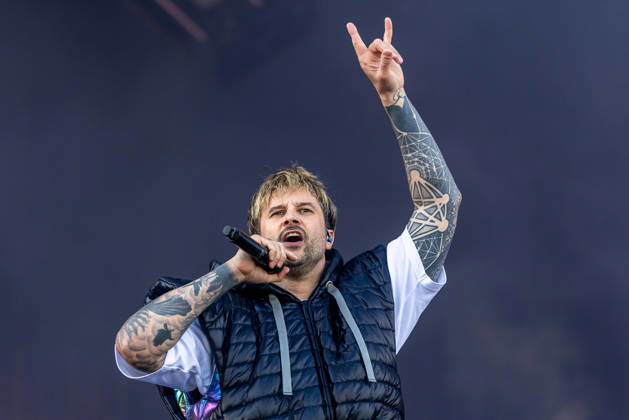 Music festival Rock im Park 2026 Electric Callboy, Nuremberg, 05 06 2026 Kevin Ratajczak, singer of Electric Callboy, performs with microphone and outstretched horns hand sign Both arms are tattooed large Nuremberg Bavaria Germany 20260605-1V9A9641-M4000
