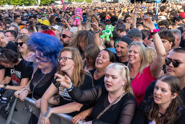 Music festival Rock im Park 2026 Electric Callboy, Nuremberg, 05 06 2026 Enthusiastic fans in front of the stage during the performance of Electric Callboy Several spectators hold up Glücksbärchi plush figures, a visitor headbangs with blue dyed hair Nuremberg Bavaria Germany 20260605-286A7904-M4000