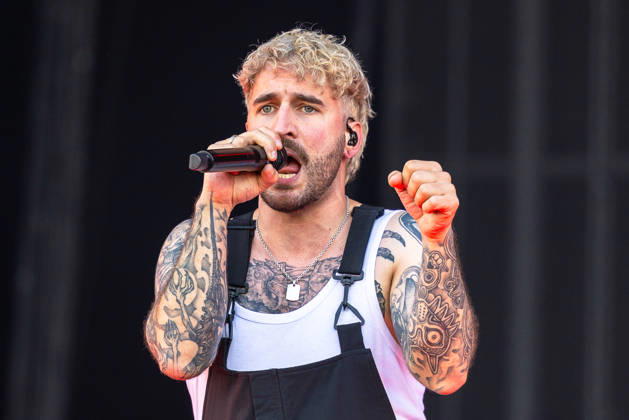 Music festival Rock im Park 2026 Electric Callboy, Nuremberg, 05 06 2026 Nico Sallach Electric Callboy performing live with microphone and clenched fist The tattooed singer wears a white shirt with black dungarees Nuremberg Bavaria Germany 20260605-1V9A9707-M4000