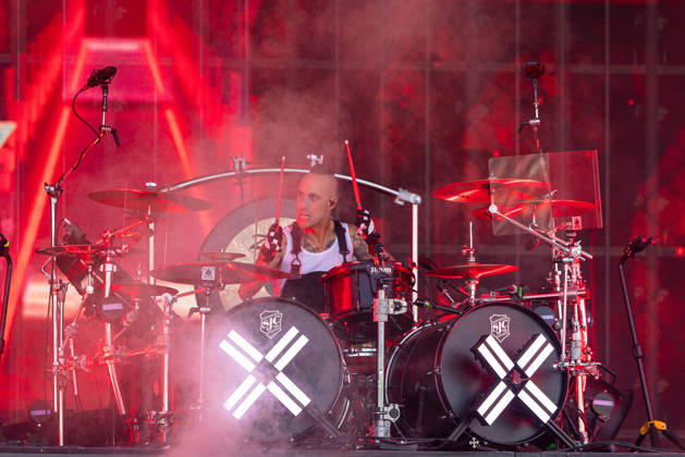 Music festival Rock im Park 2026 Electric Callboy, Nuremberg, 05 06 2026 Drummer Frank Zummo from Electric Callboy on the double bass drum kit SJC Drums during the live performance Red stage lighting and stage smoke liven up the atmosphere Nuremberg Bavaria Germany 20260605-1V9A9714-M4000