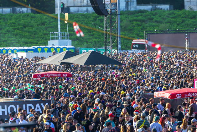 Rock im Park 2026 music festival, Nuremberg, 05 06 2026 Dense crowd of visitors at the sold-out Rock im Park with 80,000 tickets View of the festival site with sound system, supply tents and emergency vehicle in the background Nuremberg Bavaria Germany 20260605-1V9A9727-M4000