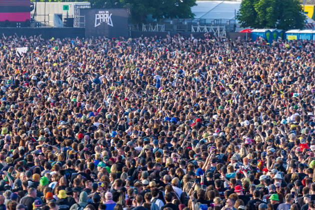 Rock im Park 2026 music festival, Nuremberg, 05 06 2026 Dense crowd in front of the main stage at the Rock im Park festival The sold-out festival attracts around 80,000 visitors Nuremberg Bavaria Germany 20260605-1V9A9732-M4000