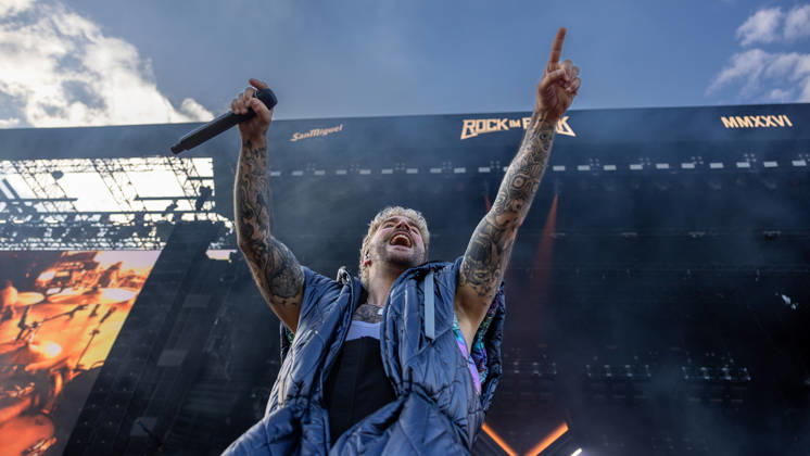 Music festival Rock im Park 2026 Electric Callboy, Nuremberg, 05 06 2026 Nico Sallach from Electric Callboy performing at the Rock im Park Festival The singer raises his arms in the air and sings into the microphone Nuremberg Bavaria Germany 20260605-286A7865-M4000