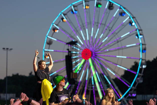 Music festival Rock im Park 2026 Volbeat, Nuremberg, 05 06 2026 Festival visitors celebrate during Volbeats performance In the background, an illuminated Ferris wheel turns in the dusk light Nuremberg Bavaria Germany 20260605-1V9A9831-M4000