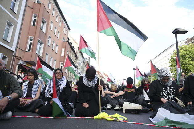 Pro-Palestinian protest in Berlin BERLIN, GERMANY - JUNE 5: People, holding Palestinian flags, stage a pro-Palestinian protest as they gather at Neptunbrunnen Square in Berlin, Germany on June 5, 2026. Halil Sagirkaya Anadolu Berlin Germany. Editorial use only. Please get in touch for any other usage.  Copyright: x2026xAnadoluxHalilxSagirkayax