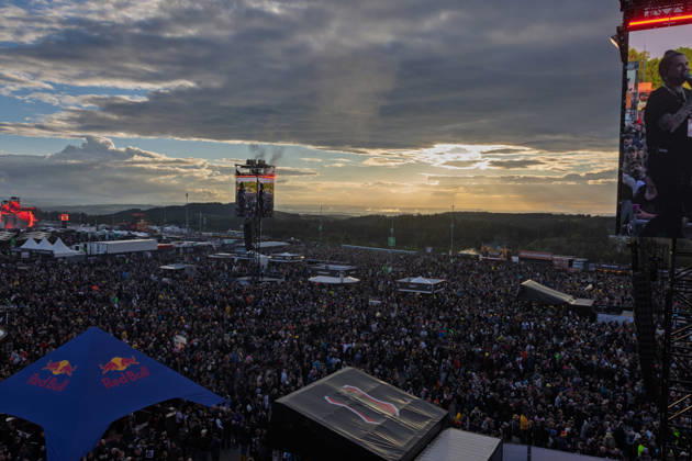 Rock am Ring 2026 05 06 26 Sunset and fire First festival day on Friday, 05 06 2026, at Rock am Ring 2026 at the Nürburgring in the Eifel The three-day music festival lasts until Sunday, 07 06 2026, and is one of the largest open air festivals in Germany Nürburg Nürburgring Rhineland-Palatinate Germany Copyright: xMarcxJohnx