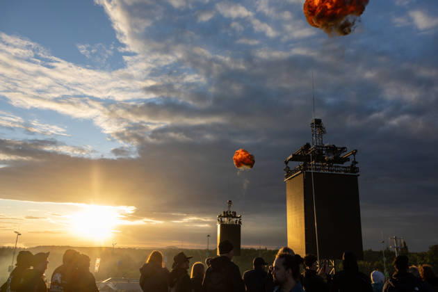 Rock am Ring 2026 05 06 26 Sunset and fire in front of the utopia Stage First festival day on Friday, 05 06 2026, at Rock am Ring 2026 at the Nürburgring in the Eifel The three-day music festival lasts until Sunday, 07 06 2026, and is one of the largest open air festivals in Germany Nürburg Nürburgring Rhineland-Palatinate Germany Copyright: xMarcxJohnx