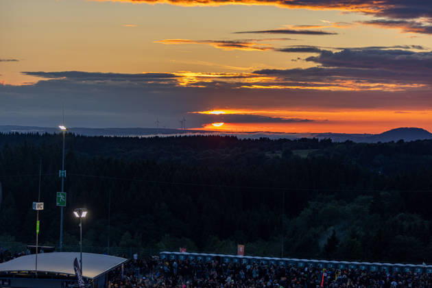 Rock am Ring 2026 05 06 26 Sunset and fire in front of the Utopia Stage First festival day on Friday, 05 06 2026, at Rock am Ring 2026 at the Nürburgring in the Eifel The three-day music festival lasts until Sunday, 07 06 2026, and is one of the largest open-air festivals in Germany Nürburg Nürburgring Rhineland-Palatinate Germany Copyright: xMarcxJohnx