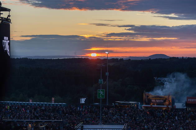 Rock am Ring 2026 05 06 26 Sunset and fire in front of the Utopia Stage First festival day on Friday, 05 06 2026, at Rock am Ring 2026 at the Nürburgring in the Eifel The three-day music festival lasts until Sunday, 07 06 2026, and is one of the largest open-air festivals in Germany Nürburg Nürburgring Rhineland-Palatinate Germany Copyright: xMarcxJohnx