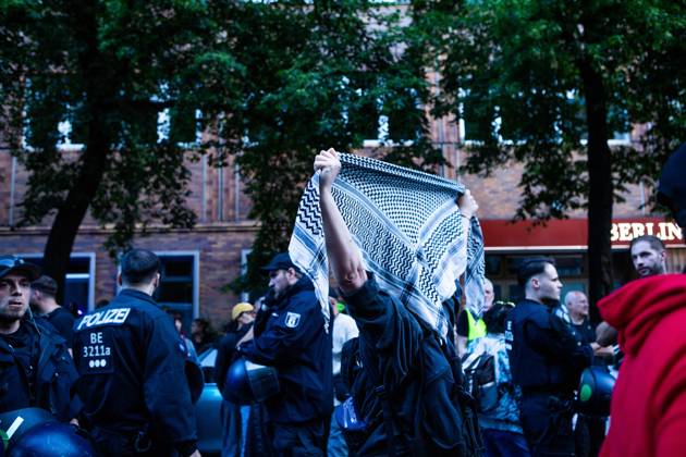 June 5, 2026, Berlin, Berlin, Germany: A demonstrator raises a Palestinian keffiyeh in protest in front of Berlin police officers during the Naksa Day demonstration that took place in Berlin. Berlin Germany - ZUMAc291 20260605_zip_c291_001 Copyright: xMariaxCastrox