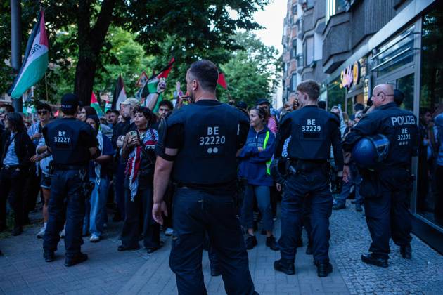 June 5, 2026, Berlin, Berlin, Germany: During the 2026 Naksa Day demonstration in Berlin, multiple moments of tension occurred between police and demonstrators. Police halted the march on several occasions, multiple arrests were made, and protesters were prevented from proceeding along parts of the route. Berlin Germany - ZUMAc291 20260605_zip_c291_002 Copyright: xMariaxCastrox