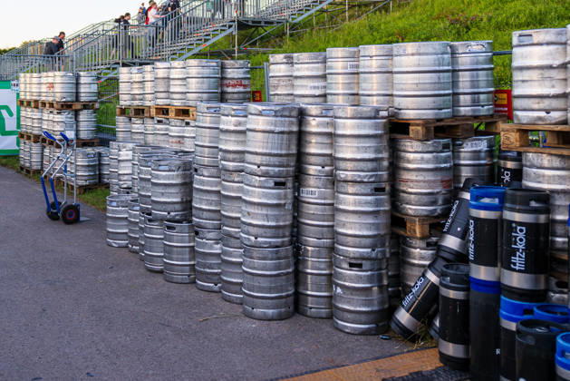 Rock im Park 2026 music festival, Nuremberg, 05 06 2026 Numerous stacked stainless steel beer kegs and fritz kola barrels are stored behind the sales stands The exclusive serving partner is AB InBev, primarily San Miguel and Beck s Nuremberg Bavaria Germany 20260605-286A7995-M4000
