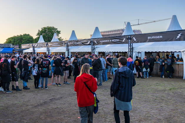 Music festival Rock im Park 2026, Nuremberg, 05 06 2026 Visitors wait at food stalls with offers such as burgers, fries and sheeps cheese Reception in the evening in summery conditions Nuremberg Bavaria Germany 20260605-286A7997-M4000