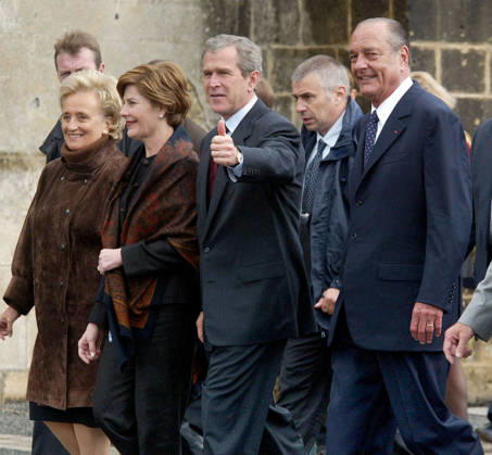 Bernadette Chirac, Wife Of Former French President Jacques Chirac, Dies At 93 Bernadette Chirac, wife of former French President Jacques Chirac, has died at the age of 93. A steadfast supporter throughout her husband’s political career, Bernadette Chodron de Courcel became an influential figure in French public life. She served as a member of the Corrèze General Council and was deeply involved in charitable work. She passed away on Friday at the age of 93. FILE - U.S. President George W. Bush and French President Jacques Chirac arrive in Sainte-Mère-Église with their wives Bernadette and Laura as they are welcomed by the town’s mayor. Sainte-Mère-Église, France, May 27, 2002. Photo by ABACAPRESS.COM Sainte M?re Eglise France  Copyright: xANDBZ ABACAx
