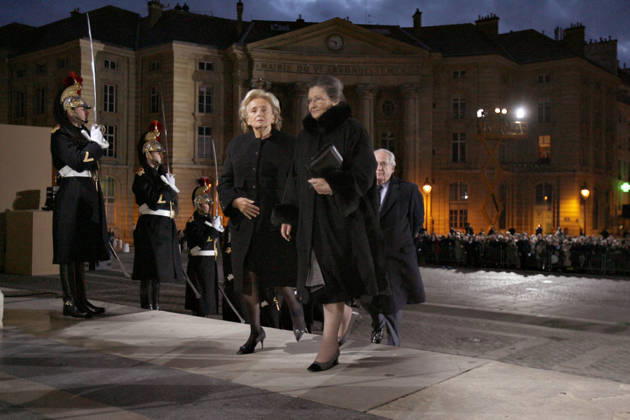 Bernadette Chirac, Wife Of Former French President Jacques Chirac, Dies At 93 Bernadette Chirac, wife of former French President Jacques Chirac, has died at the age of 93. A steadfast supporter throughout her husband’s political career, Bernadette Chodron de Courcel became an influential figure in French public life. She served as a member of the Corrèze General Council and was deeply involved in charitable work. She passed away on Friday at the age of 93. FILE - French first Lady Bernadette Chirac and Simone Veil arrive at the Pantheon in Paris January 18, 2007, to attend a ceremony honouring nearly 3,000 French people who rescued Jews from the Nazis during World War Two. Photo by Bernard Bisson ABACAPRESS.COM Paris France  Copyright: xBissonxBernard ABACAx