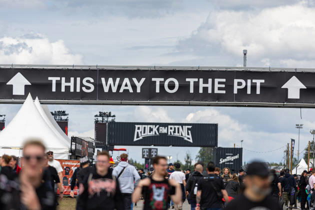 Rock am Ring 2026 06 06 26 Admission time The grounds are filling up Good-humored visitors at the entrance area Second festival day on Saturday, 06 06 2026, at Rock am Ring 2026 at the Nürburgring in the Eifel The three-day music festival takes place from 5 to 7 June 2026 and is one of the largest open-air festivals in Germany Nürburg Nürburgring Rhineland Copyright: xMarcxJohnx