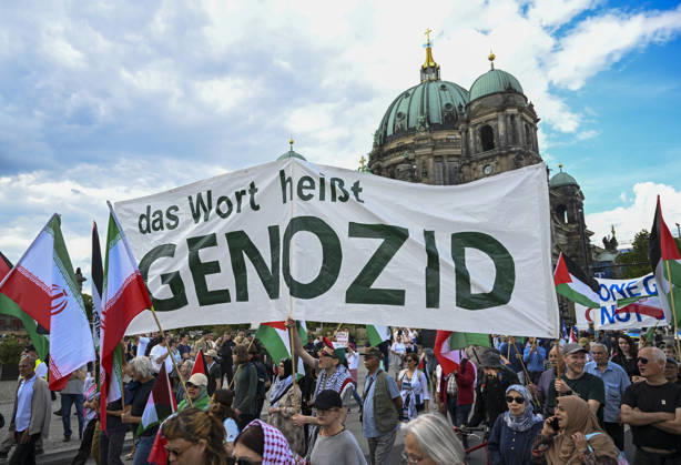 Demonstration in support of Palestine in Berlin BERLIN, GERMANY - JUNE 06: People gather at Neptunbrunnen Square to show solidarity with Palestine and protest against Israel, marching to Potsdamer Platz in Berlin, Germany on June 06, 2026. Halil Sagirkaya Anadolu Berlin Germany. Editorial use only. Please get in touch for any other usage.  Copyright: x2026xAnadoluxHalilxSagirkayax