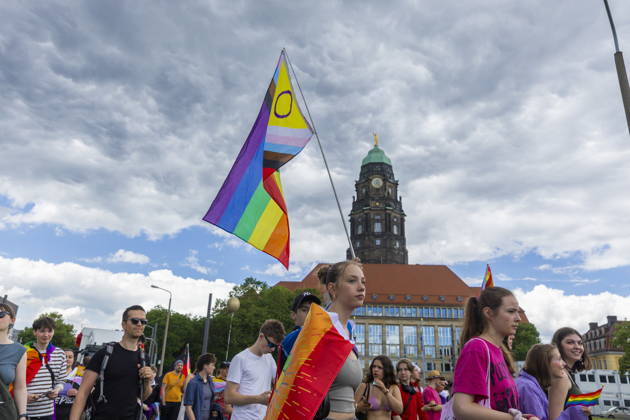 Parade Christopher Street Day in Dresden 2026 The CSD Dresden e V , sees itself as the mouthpiece of lesbians, gays, bi and trans people in Dresden and Saxony and thus also as a catalyst for the elimination of current grievances, such as the still existing discrimination of the aforementioned groups of people in e g politics and society Dresden Saxony