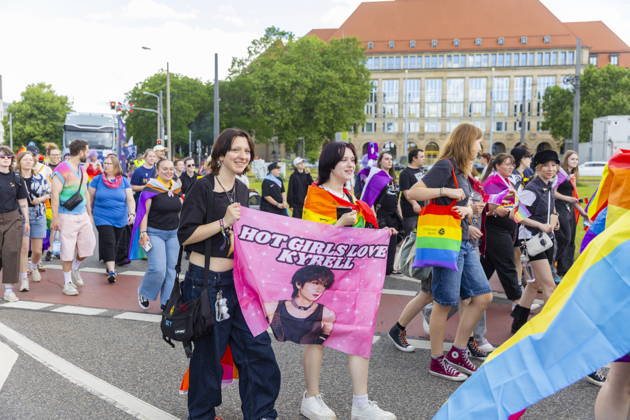 Parade Christopher Street Day in Dresden 2026 The CSD Dresden e V , sees itself as the mouthpiece of lesbians, gays, bi and trans people in Dresden and Saxony and thus also as a catalyst for the elimination of current grievances, such as the still existing discrimination of the aforementioned groups of people in e g politics and society Dresden Saxony