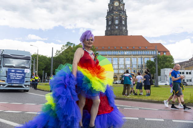 Parade Christopher Street Day in Dresden 2026 The CSD Dresden e V , sees itself as the mouthpiece of lesbians, gays, bi and trans people in Dresden and Saxony and thus also as a catalyst for the elimination of current grievances, such as the still existing discrimination of the aforementioned groups of people in e g politics and society Dresden Saxony