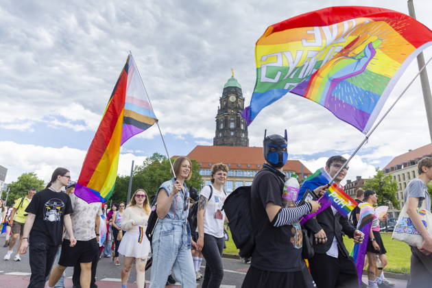 Parade Christopher Street Day in Dresden 2026 The CSD Dresden e V , sees itself as the mouthpiece of lesbians, gays, bi and trans people in Dresden and Saxony and thus also as a catalyst for the elimination of current grievances, such as the still existing discrimination of the aforementioned groups of people in e g politics and society Dresden Saxony