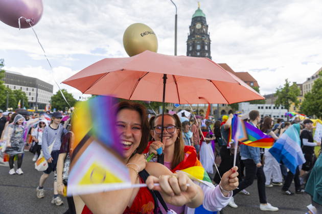 Parade Christopher Street Day in Dresden 2026 The CSD Dresden e V , sees itself as the mouthpiece of lesbians, gays, bi and trans people in Dresden and Saxony and thus also as a catalyst for the elimination of current grievances, such as the still existing discrimination of the aforementioned groups of people in e g politics and society Dresden Saxony