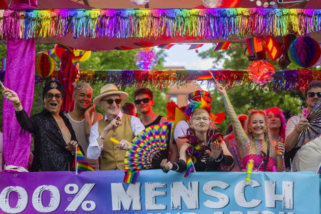 Parade Christopher Street Day in Dresden 2026 The CSD Dresden e V , sees itself as the mouthpiece of lesbians, gays, bi and trans people in Dresden and Saxony and thus also as a catalyst for the elimination of current grievances, such as the still existing discrimination of the aforementioned groups of people in e g politics and society Dresden Saxony