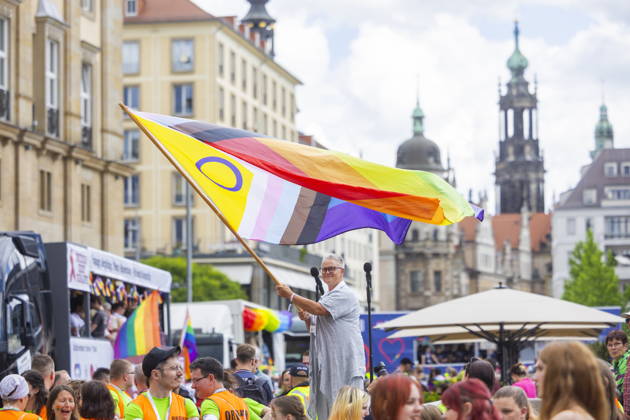Parade Christopher Street Day in Dresden 2026 The CSD Dresden e V , sees itself as the mouthpiece of lesbians, gays, bi and trans people in Dresden and Saxony and thus also as a catalyst for the elimination of current grievances, such as the still existing discrimination of the aforementioned groups of people in e g politics and society Dresden Saxony